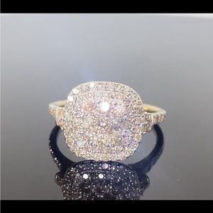 Stunning 10k yellow gold 1.25 carat diamond cluster ring!